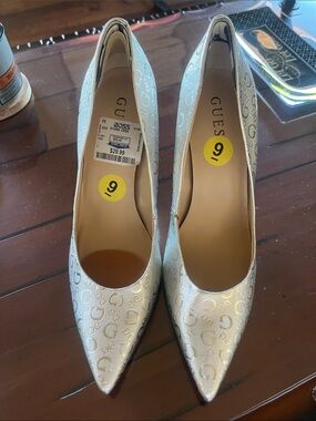 GUESS Silver Pointed Toe Pumps - Women's Size 9